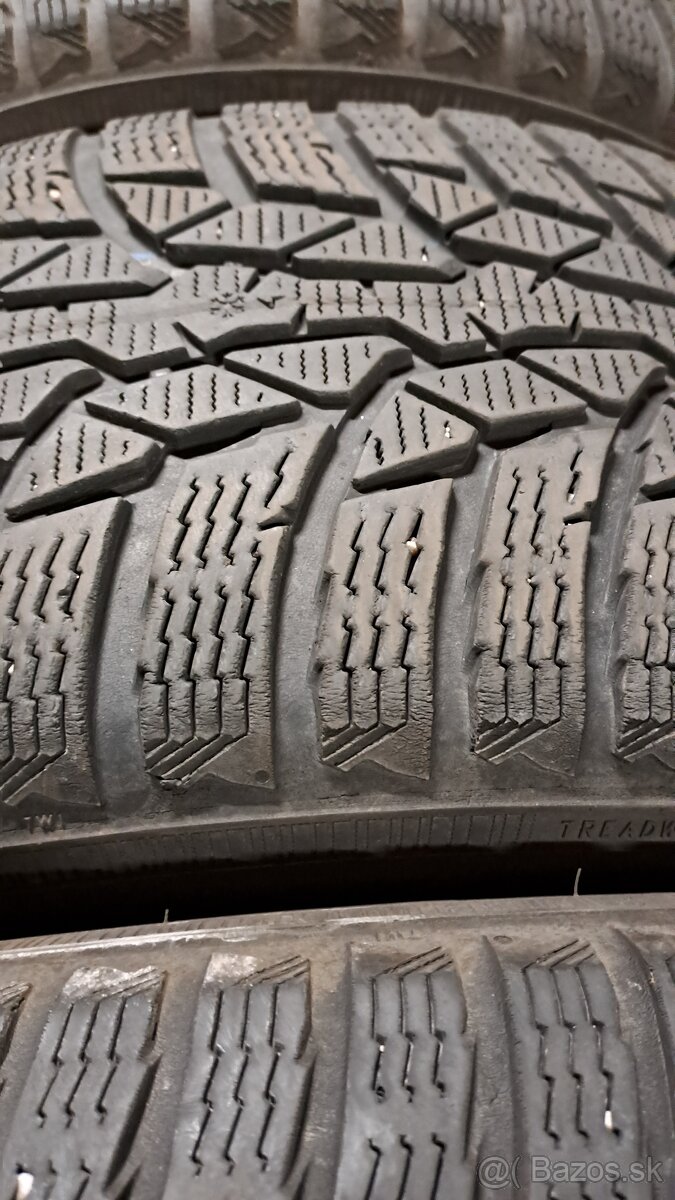 Predám 4ks jazdené zimné 215/60r16-99H Nokian - 2