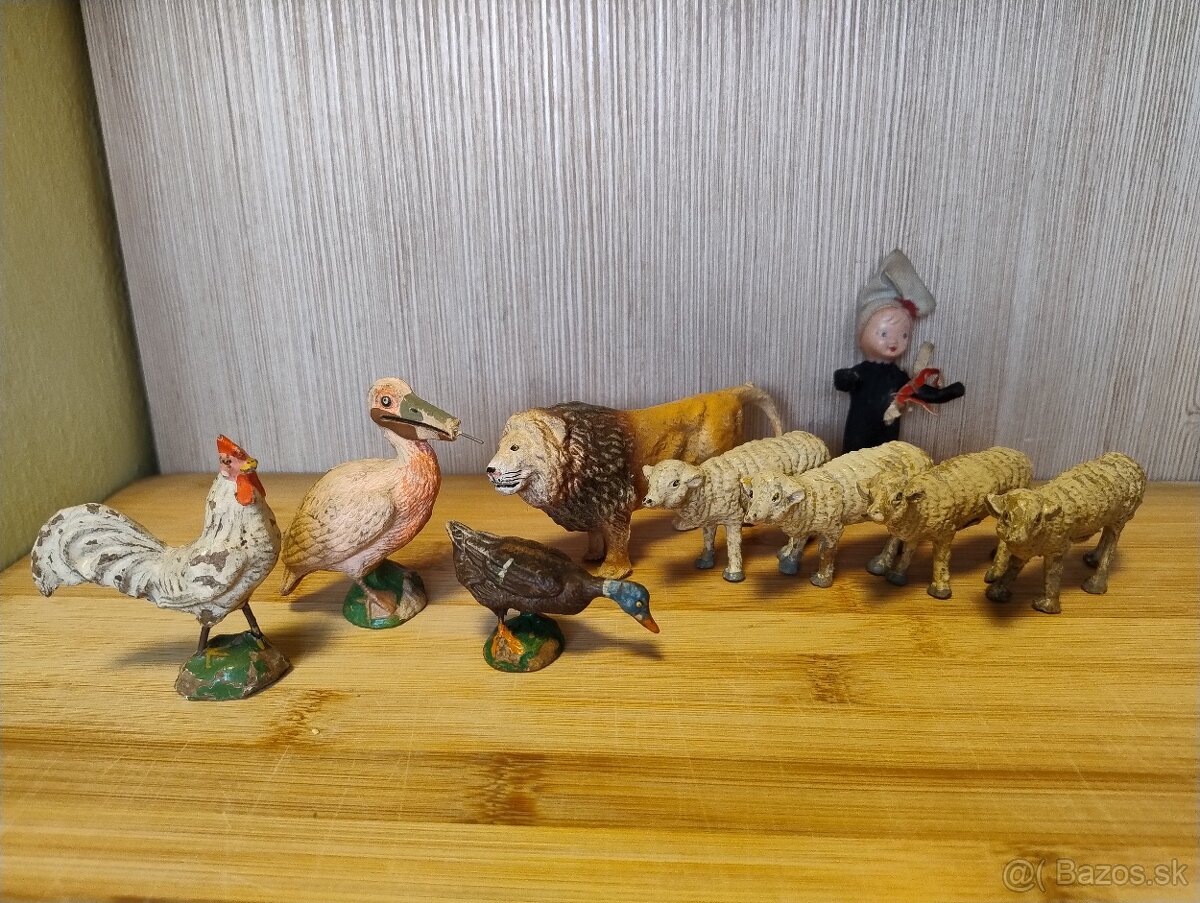 staré hračky, postavičky - 2