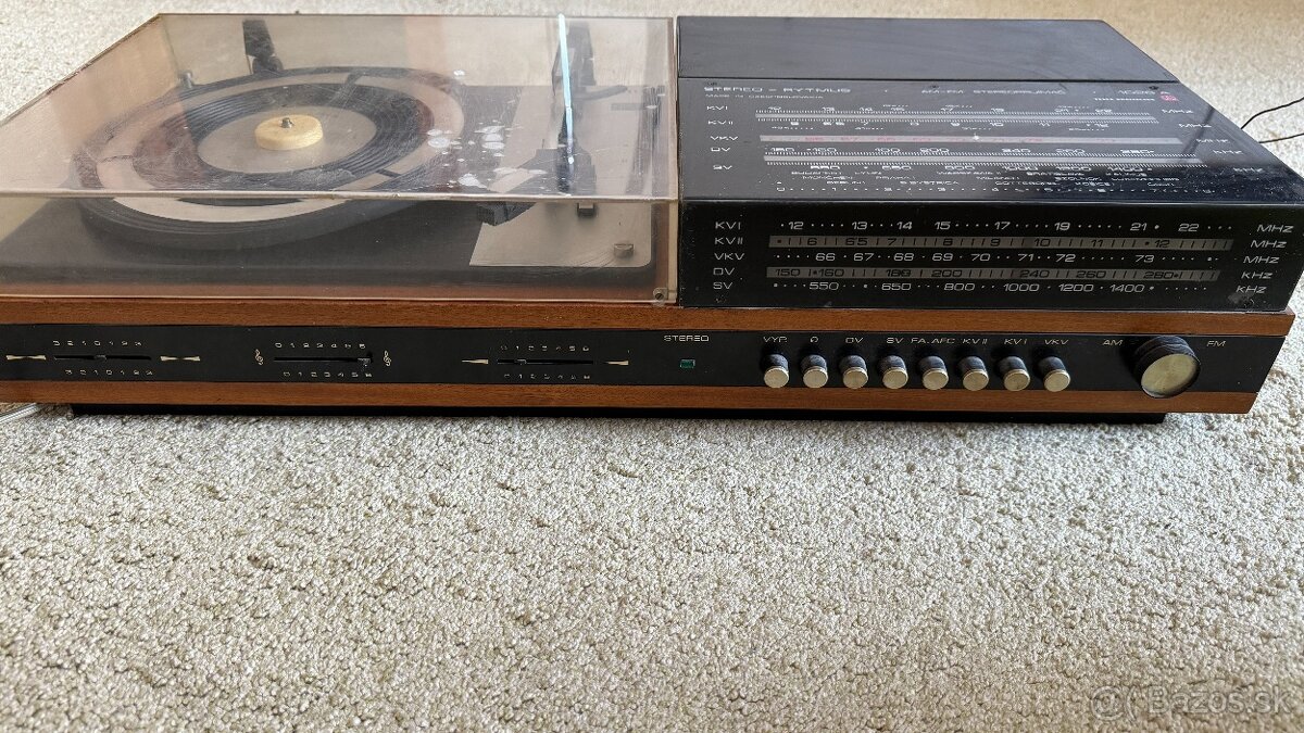Stary gramofon s radiom - 2