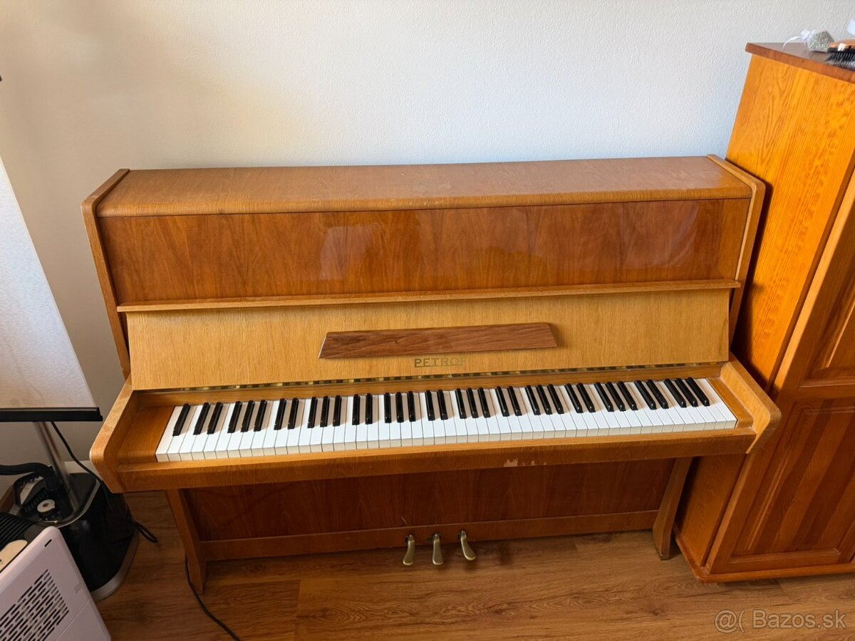 Piano PETROF – svetlé drevo - 2