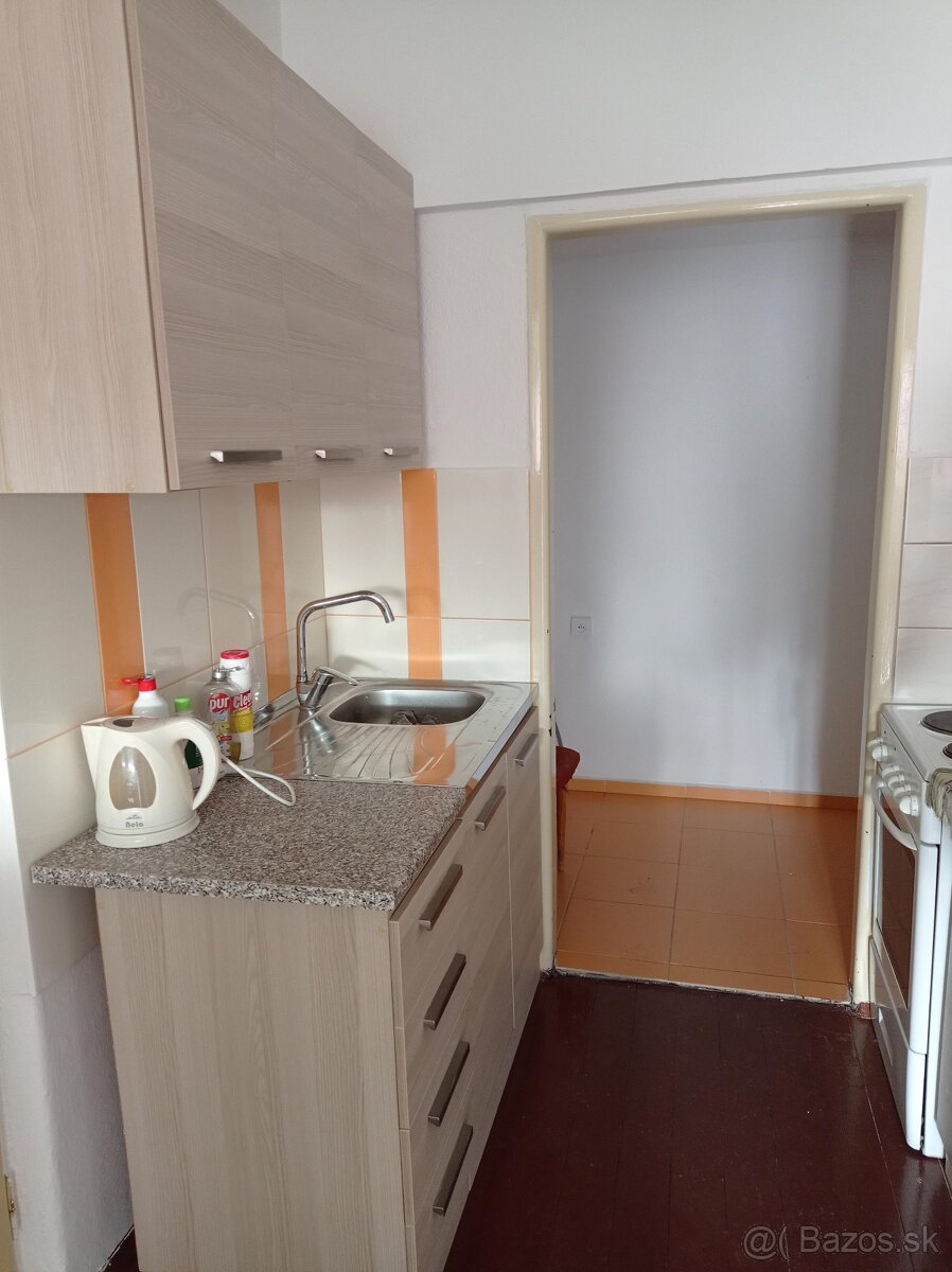 Prenájom menší 3-izbový byt v Brezne - 2