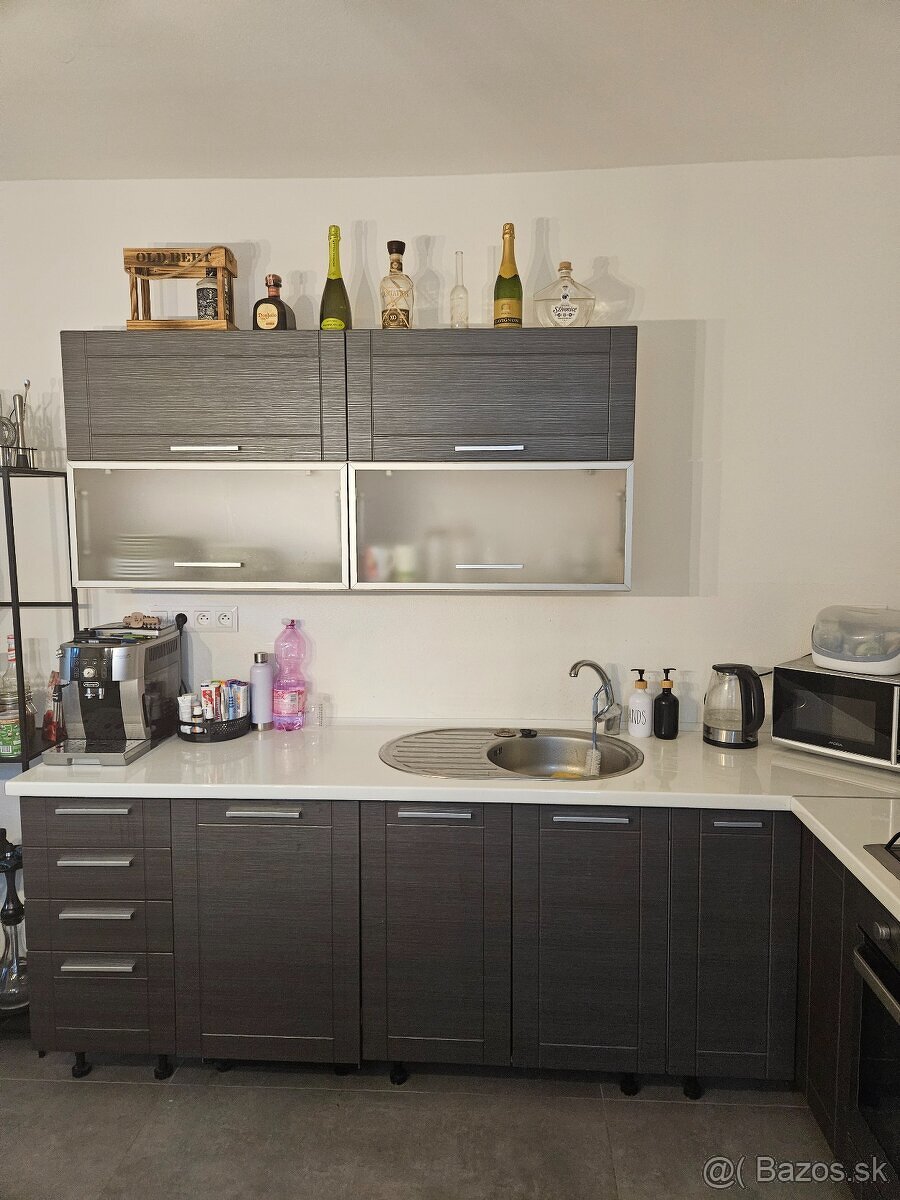 „Kuchynská linka 2,6x2,3 m + spotrebiče - 2
