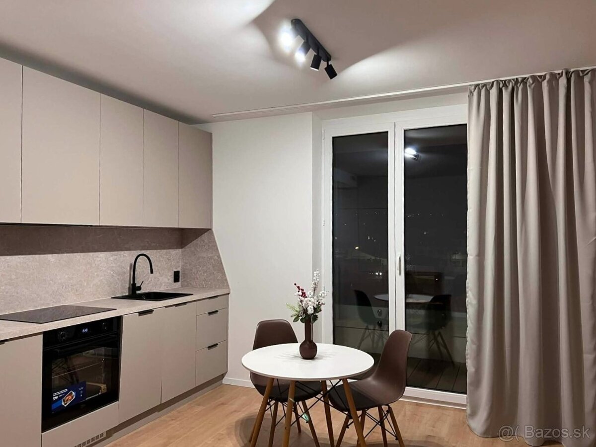 NOVOSTAVBA komplet zariadený 1 izb.byt s veľkým balkónom - 2