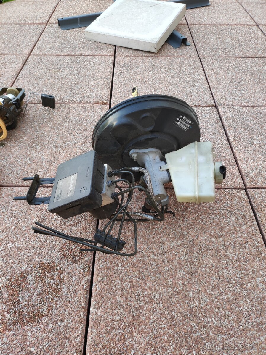 Posilovač bŕzd a kocka ABS z BME E46 320D - 2