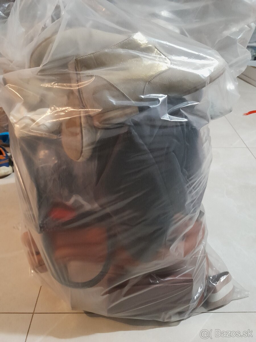 Darujem vrece topánok. - 2