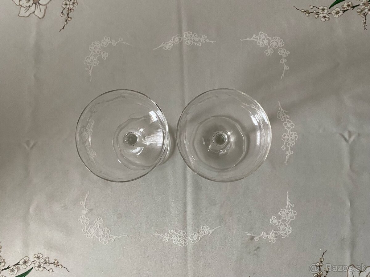 Dva ploské poháre na vysokej nohe - 2