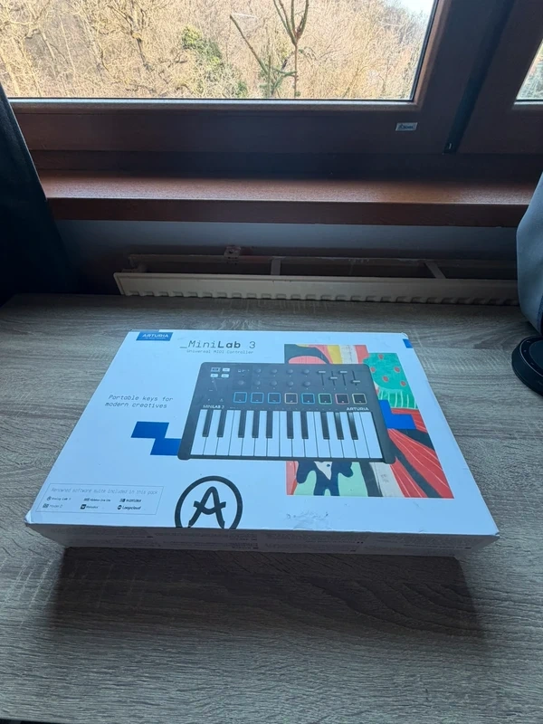 Arturia MiniLab 3 – Universal MIDI Controller - 2