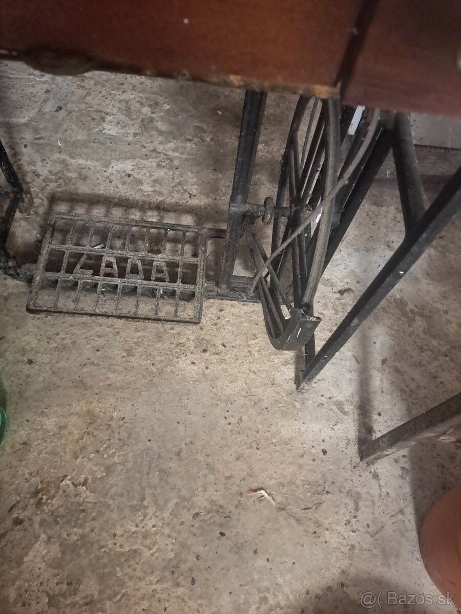 Starožitný šijací stroj LADA - 2
