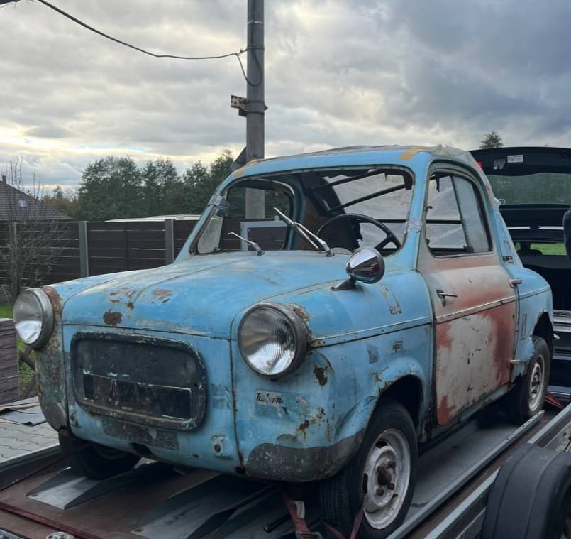 Vľavo. Vespa 400, rok výroby 1958 - 2