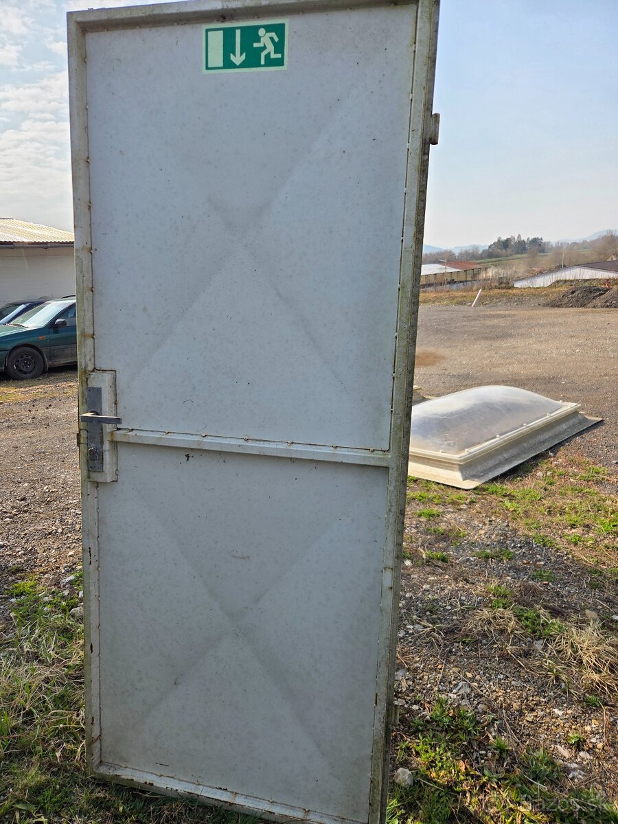 Predám masívne plechové dvere ,zárubňa - 2