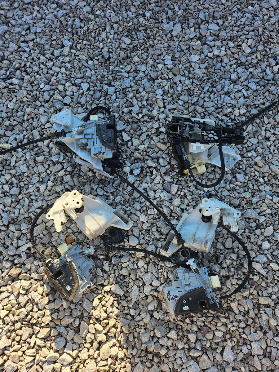 VW Touran,Passat B6 elektr.sťahovanie okien,Zámky dverí - 2