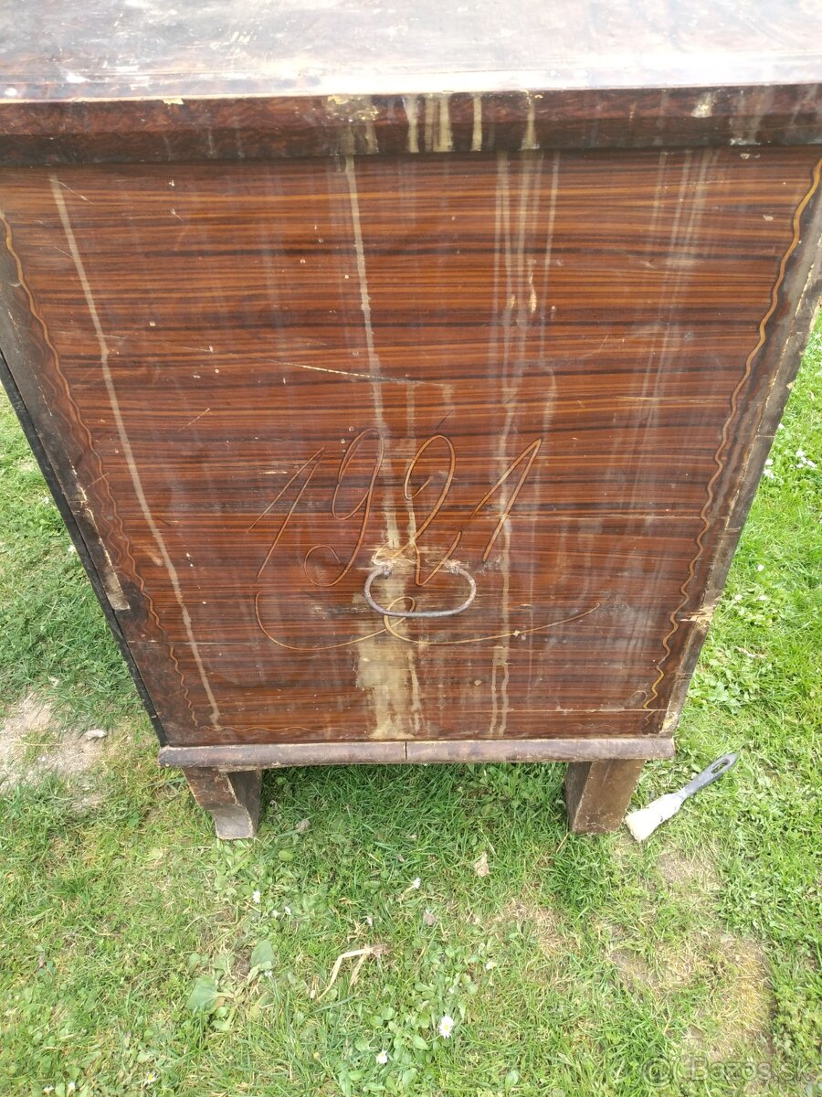 Predam starozitnu komodu 1921 - 2