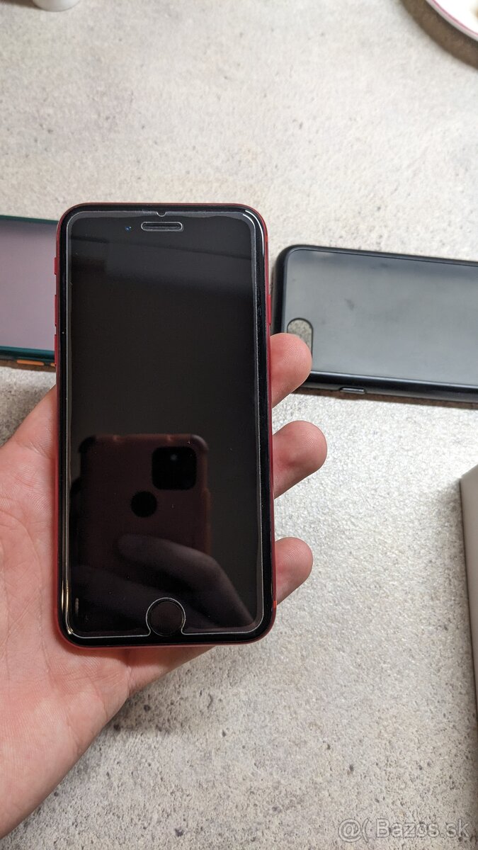 Predám iPhone SE 2020 128 GB, product RED - 2