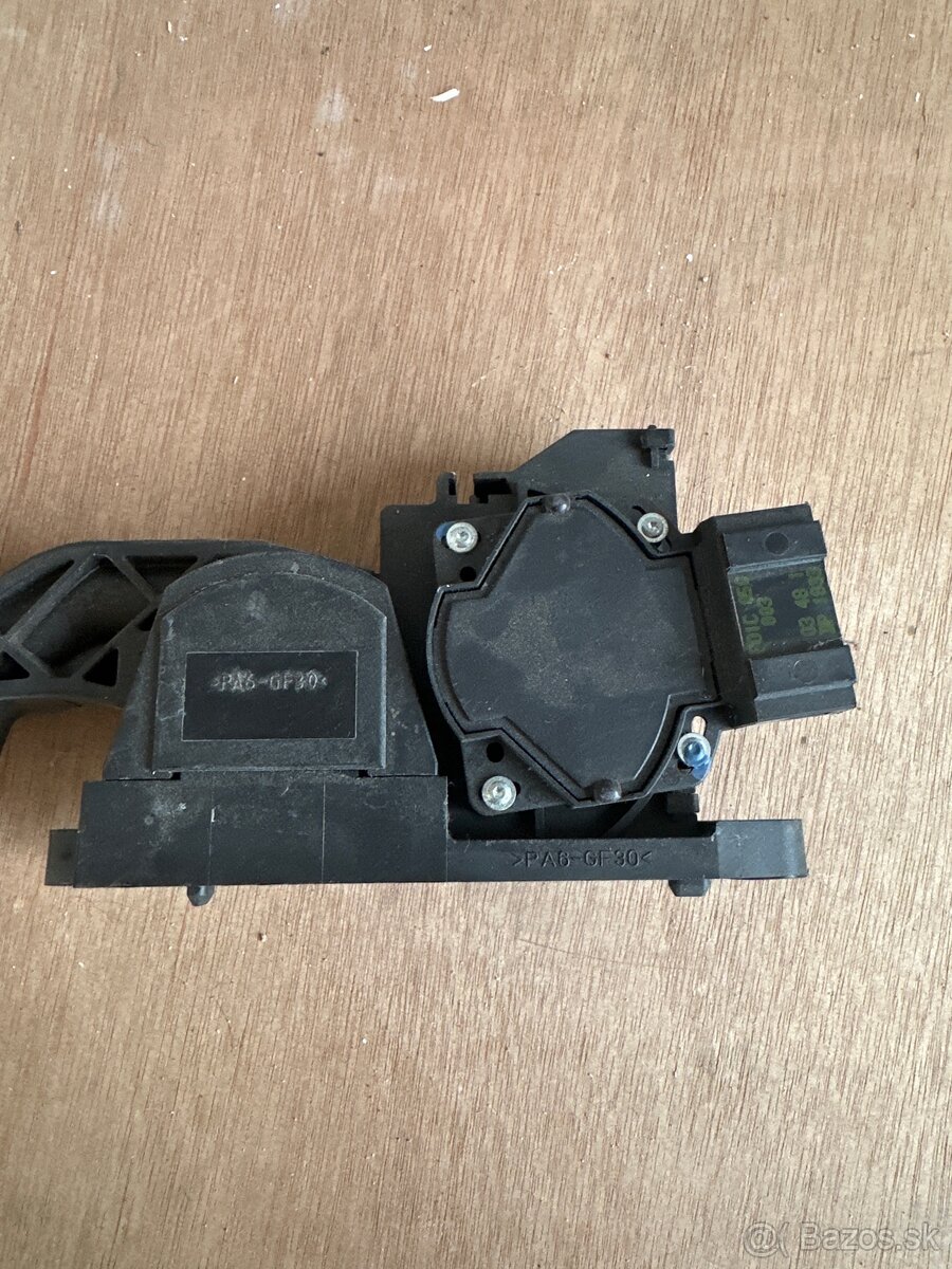 plynovy pedal - 2