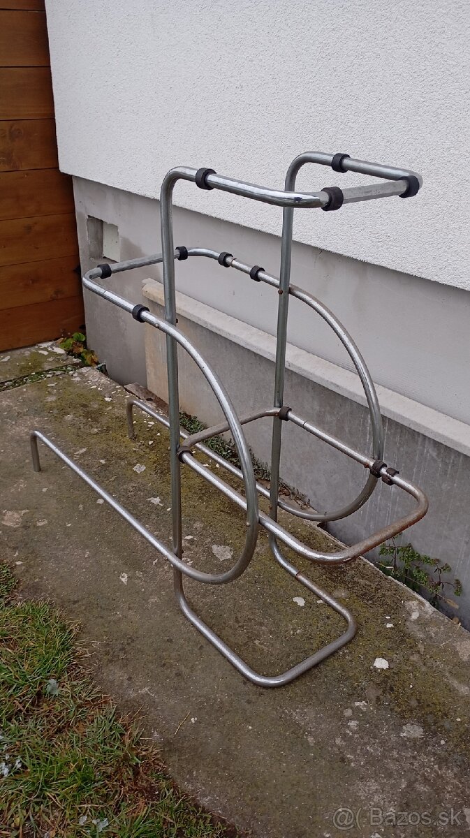 chrómový stojan na kvety, funkcionalizmus - 2