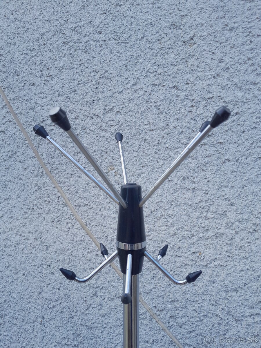 Predám kovový vešiak - 2