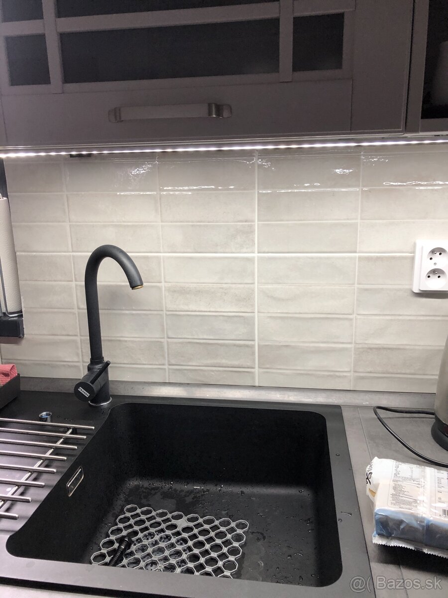 Obkladačky do malej kuchynky - cena za všetko je 30 eur. - 2