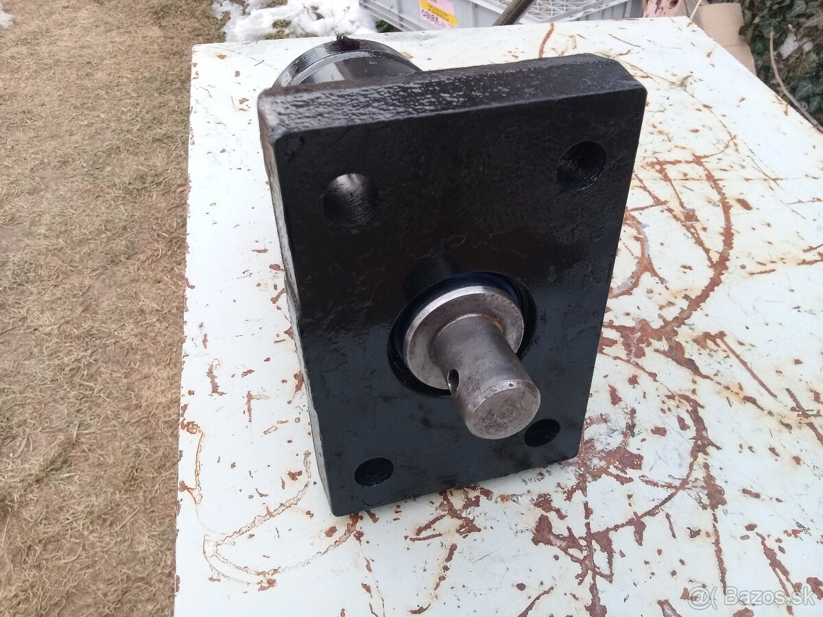 Hydraulický valec s prírubou - 2