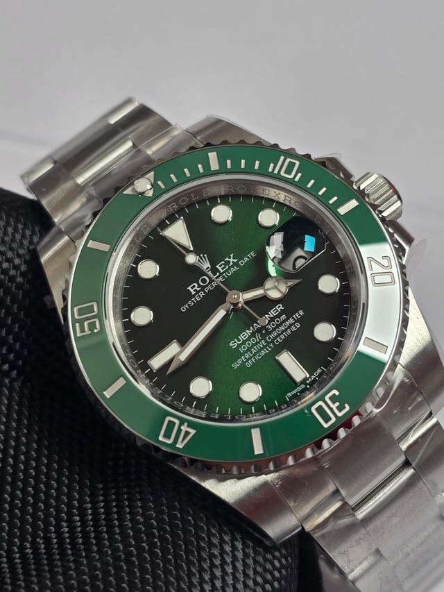 Rolex Submariner Hulk 40mm - 2