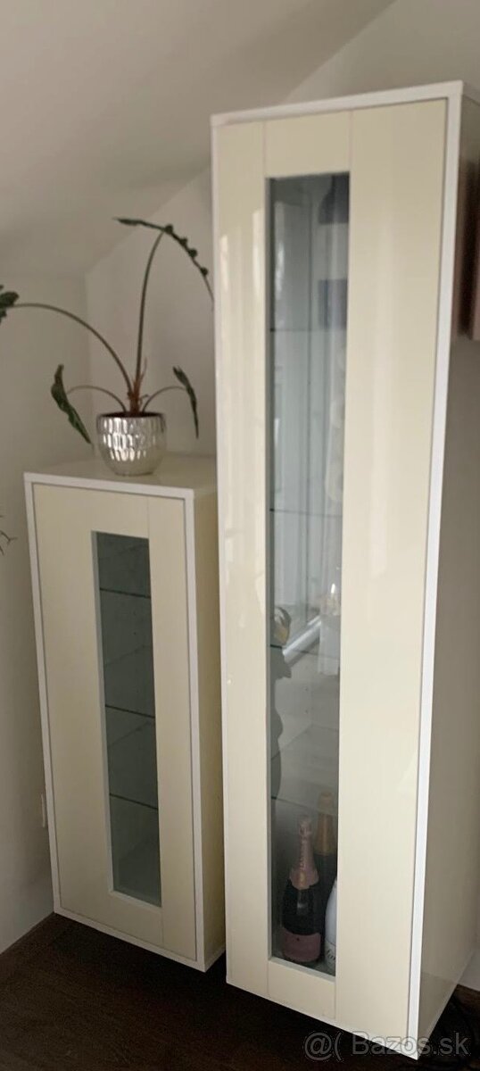 Predám 2 zavesné skrinky. - 2