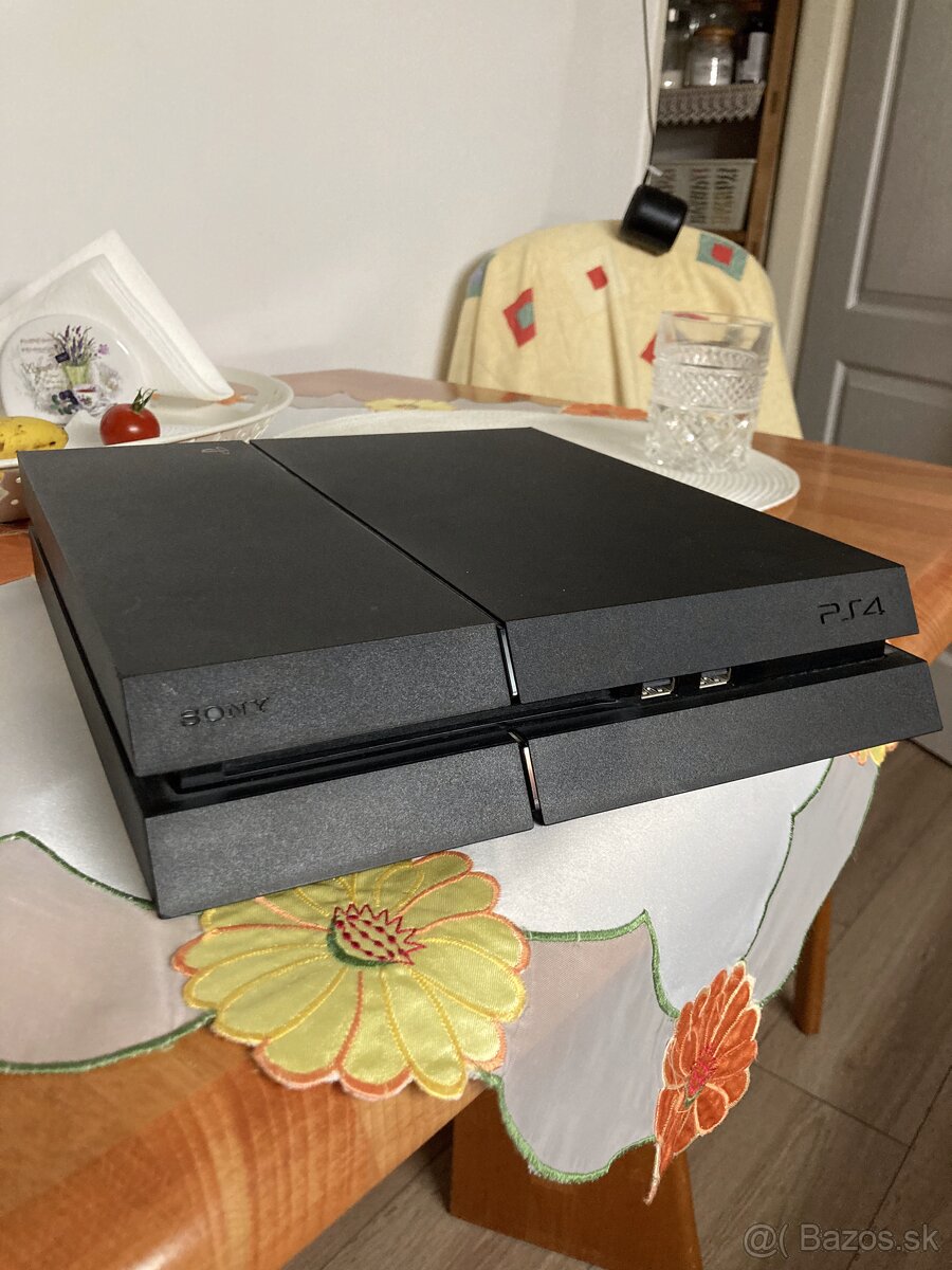 PS4 500GB + hry a ovládače - 2