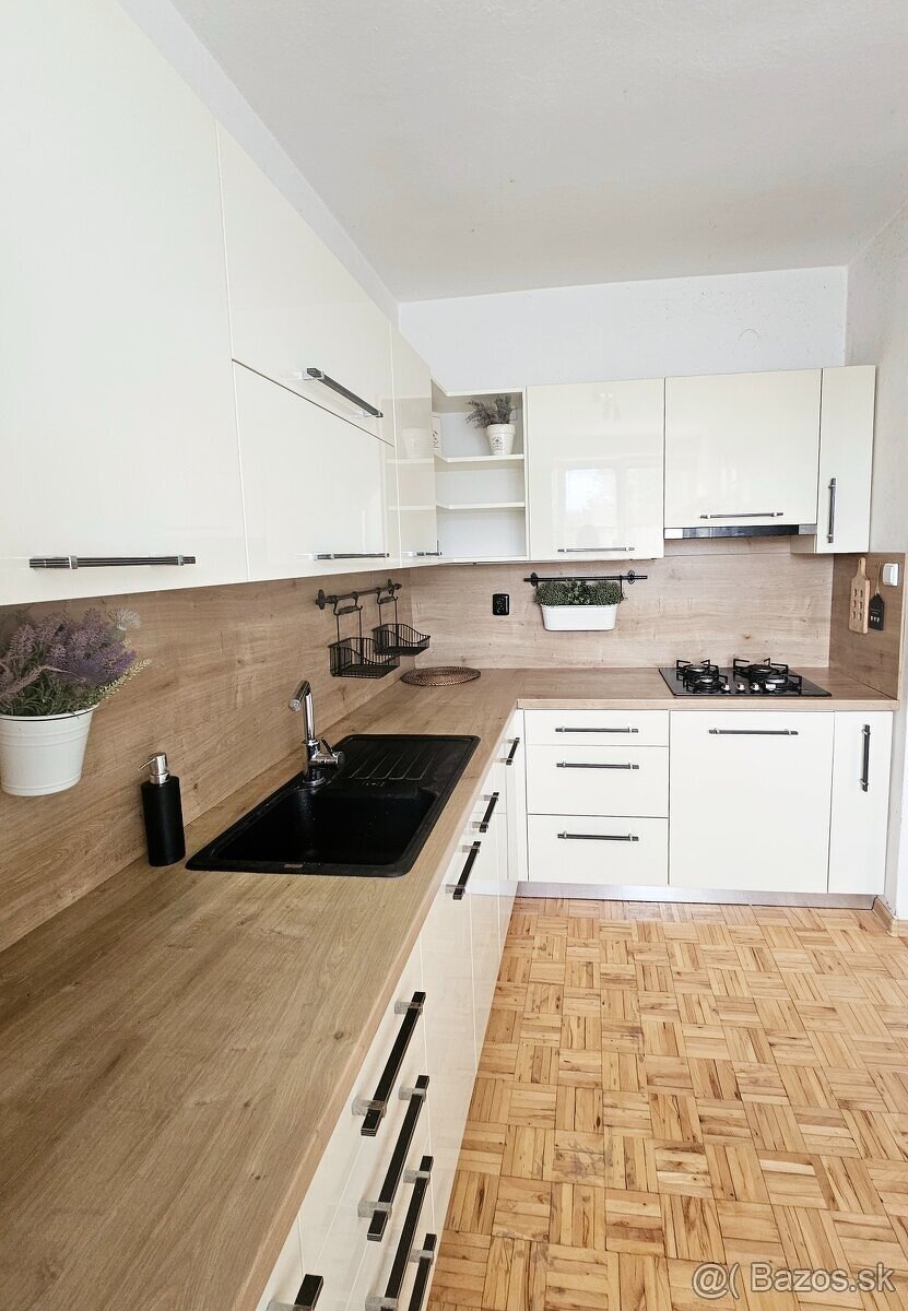 Na predaj samostatne stojací 6-izbový RD/ Hradec - 2