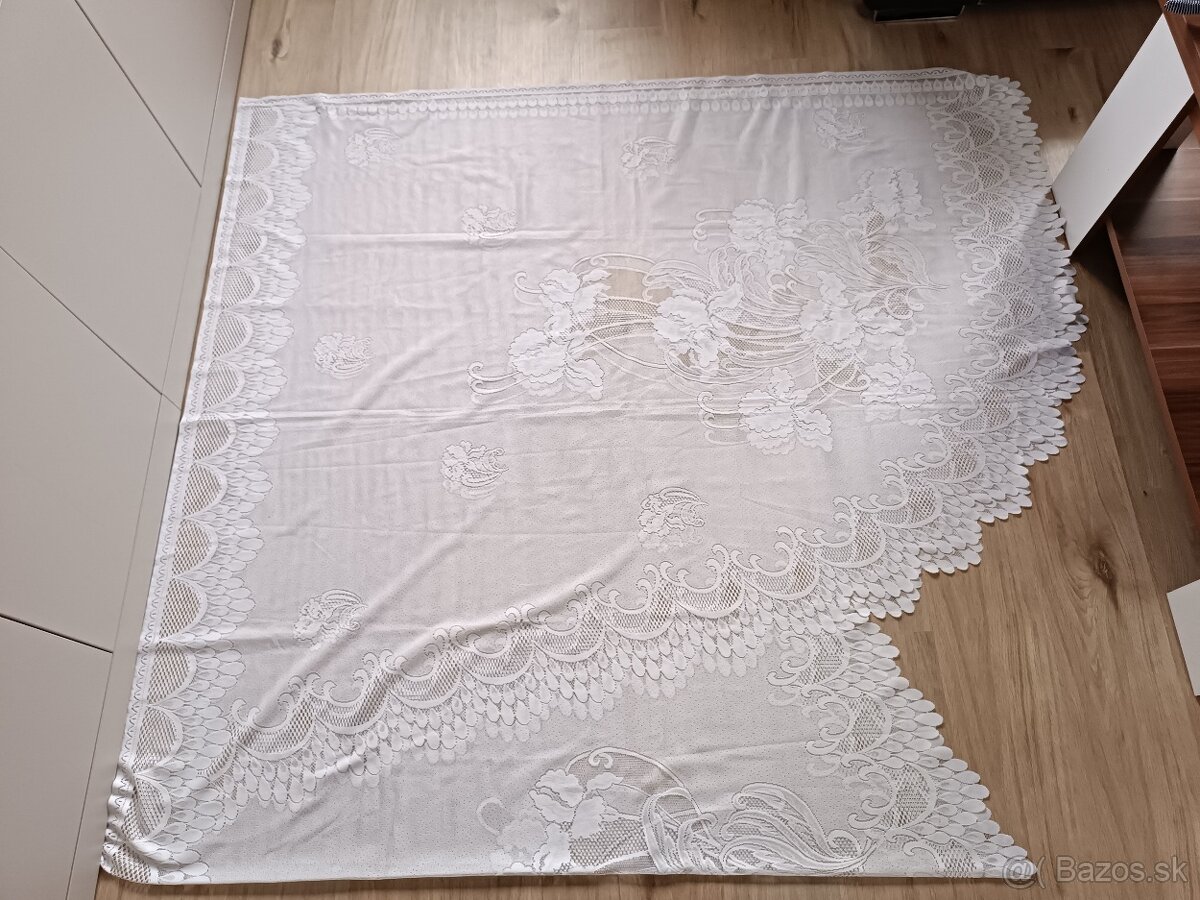 Biela "krojená" záclona. - 2