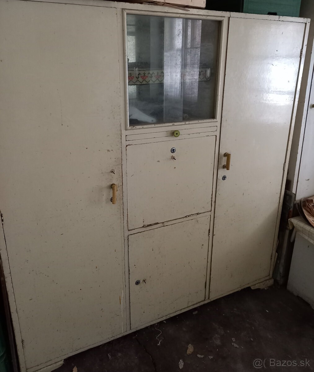 starožitný kredenc - 2