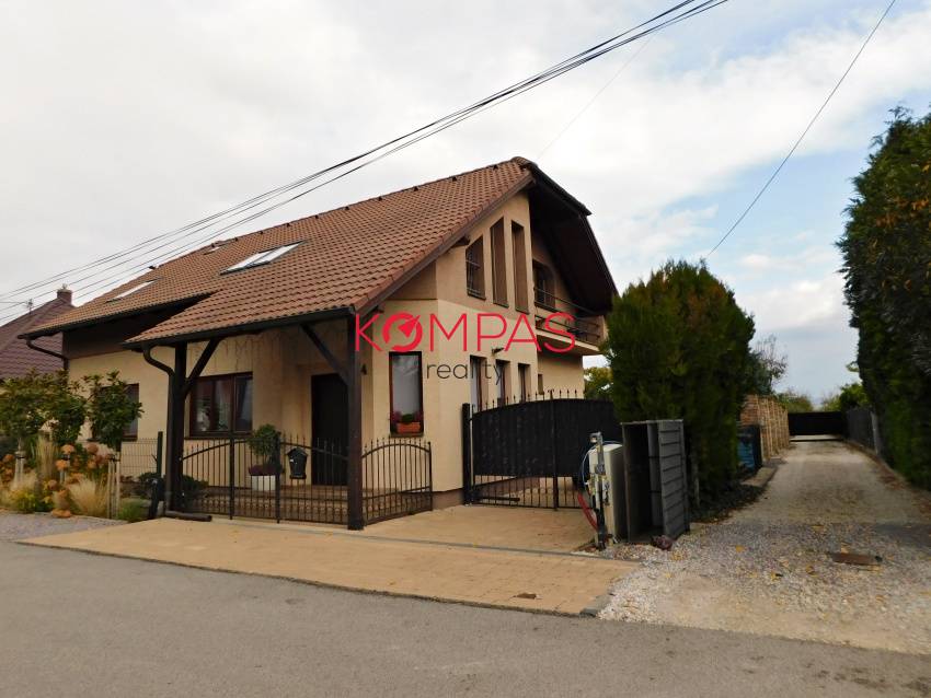 KRÁSNY RODINNÝ DOM SO ZÁHRADOU A DREVENÝM ALTÁNKOM V OBCI LU - 2