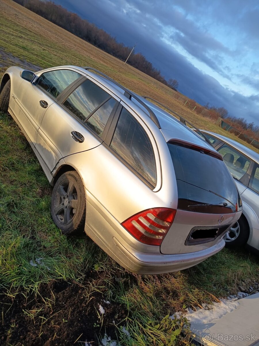 Predám náhradné diely na Mercedes Benz C220 cdi - 2
