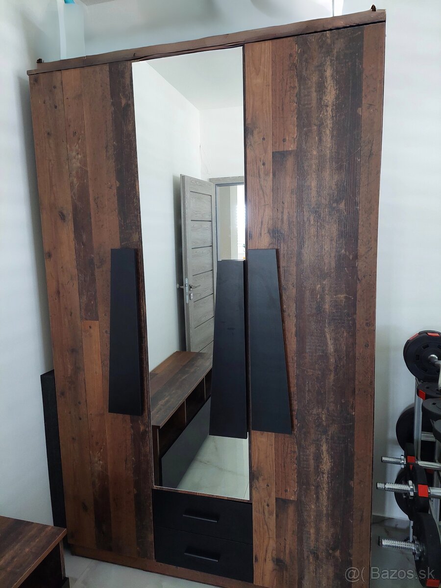 3 dverová skriňa - 2