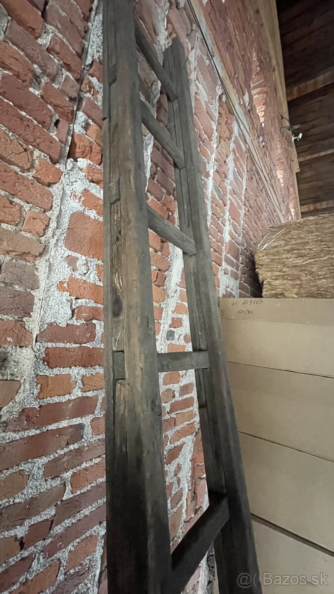 Predam starý drevený rebrík. - 2