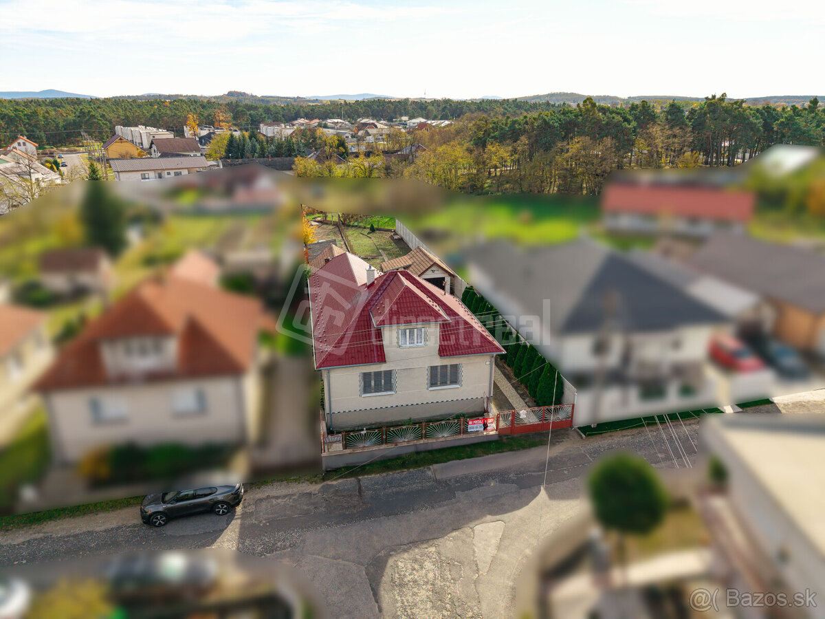 Priestranný 4-izbový rodinný dom s pekným pozemkom, g… - 2