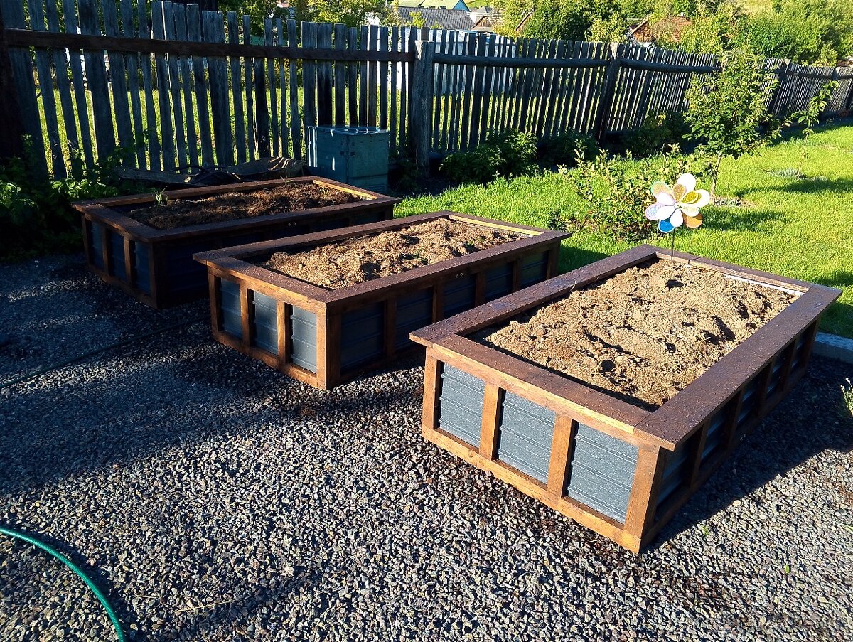 VYVÝŠENÉ ZÁHONY - 2