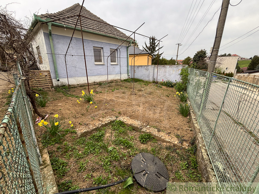 Starší rodinný dom s 20 á pozemkom v Sasinkove na predaj - 2