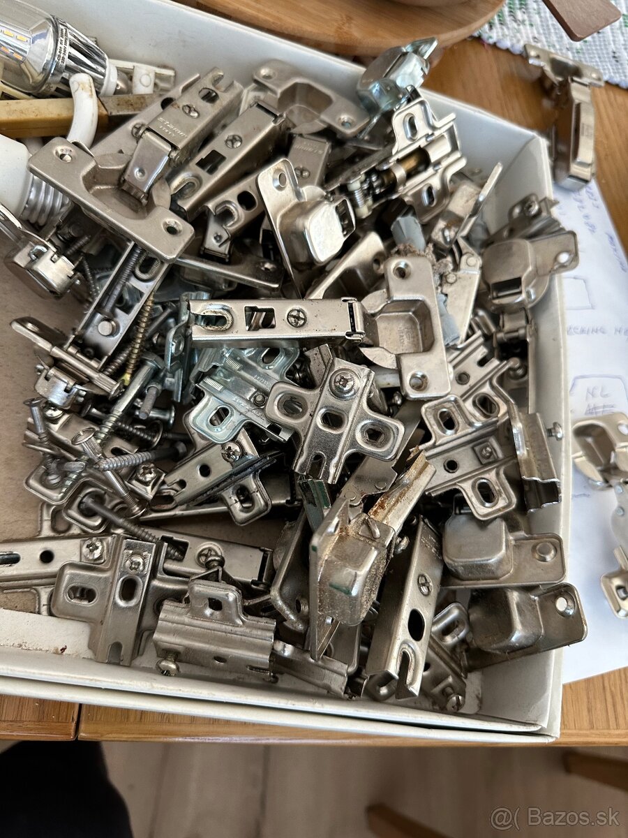 Predam samozatvaracie panty /zavesy/ dveri skriniek - 2