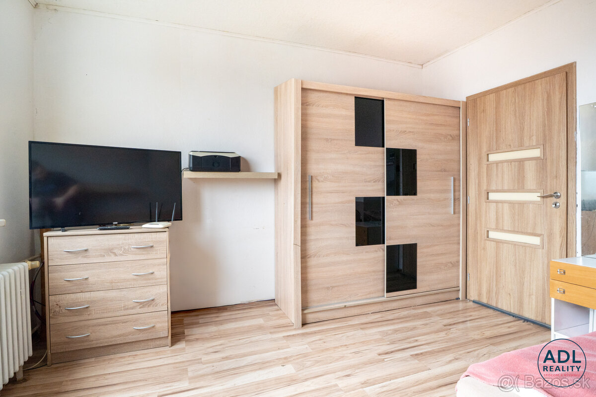 PREDAJ, 3. izbový byt so zasklenou loggiou a pivnicou - 2