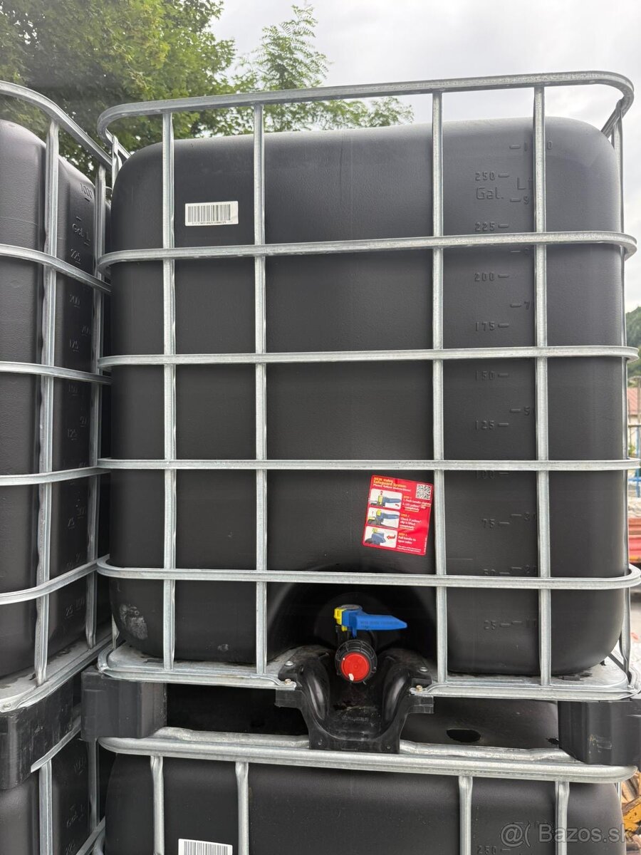 Predám 2 čierne 1000 litrové IBC kontajnery - 2