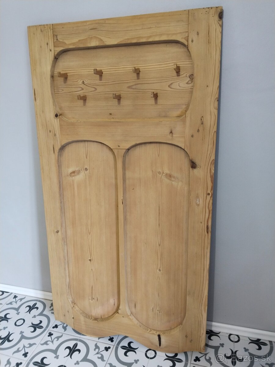 Stará věšáková stěna - 2