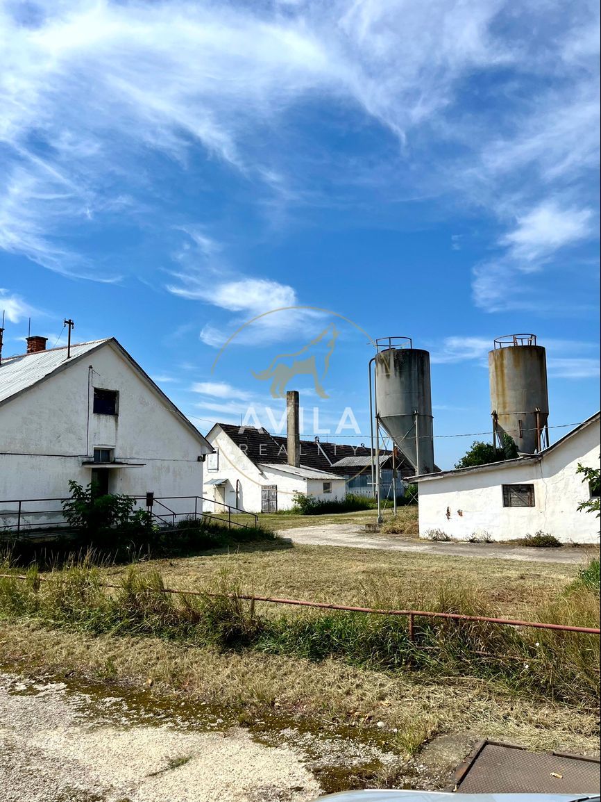 NA PREDAJ: Murované hospodárske budovy v areáli družstva – N - 2