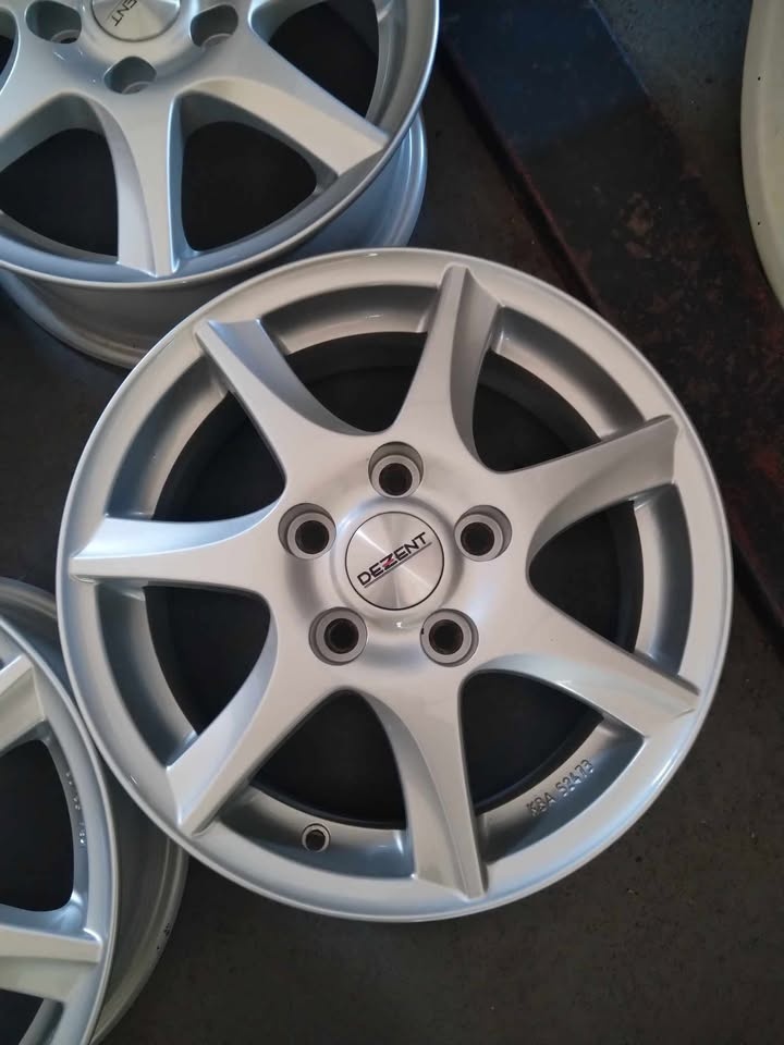 Alu 5 x 114,3 R 15 DEZENT + celoročné pneu. - 2