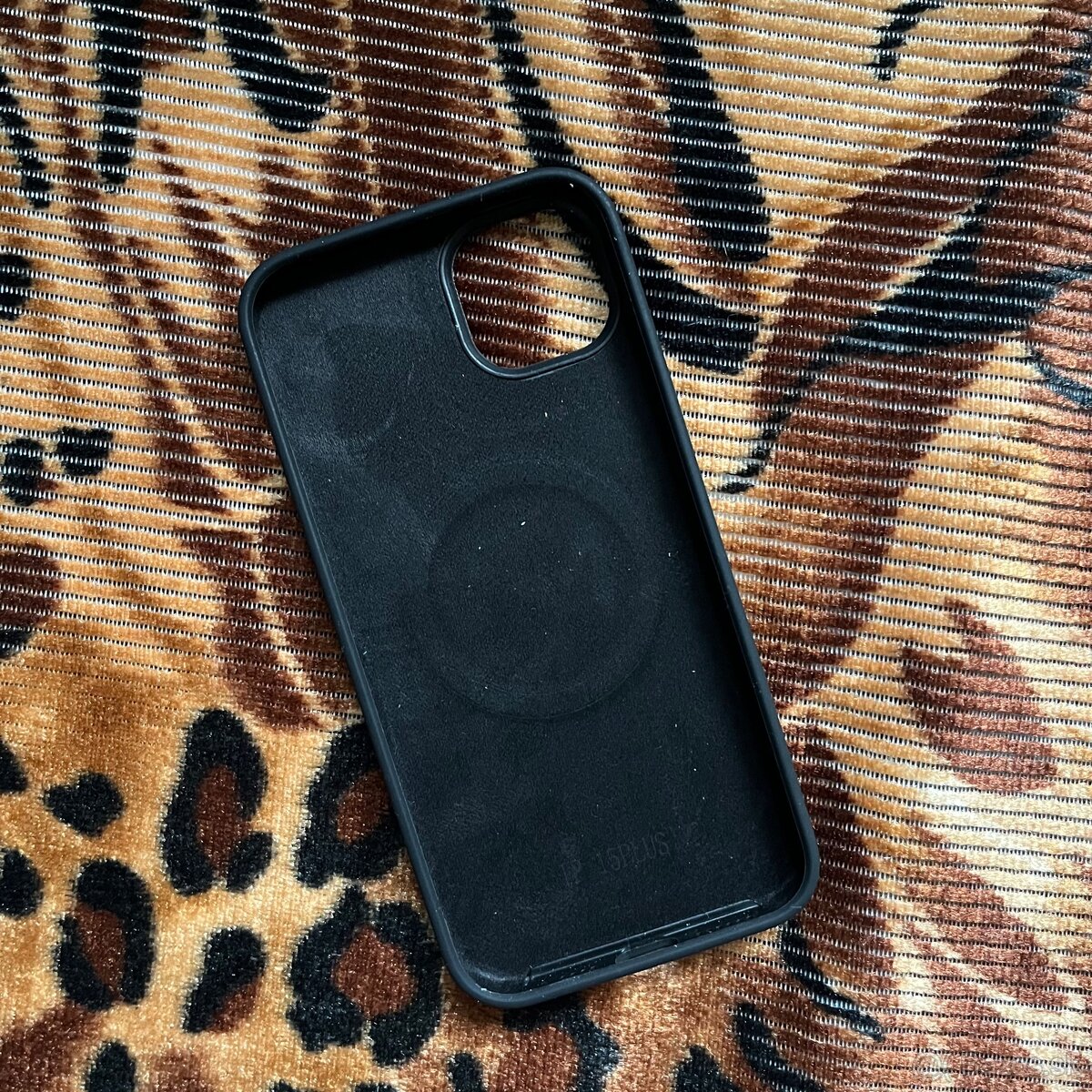 kryt púzdro na iphone 15 pro, silikónovy s magnetom - 2