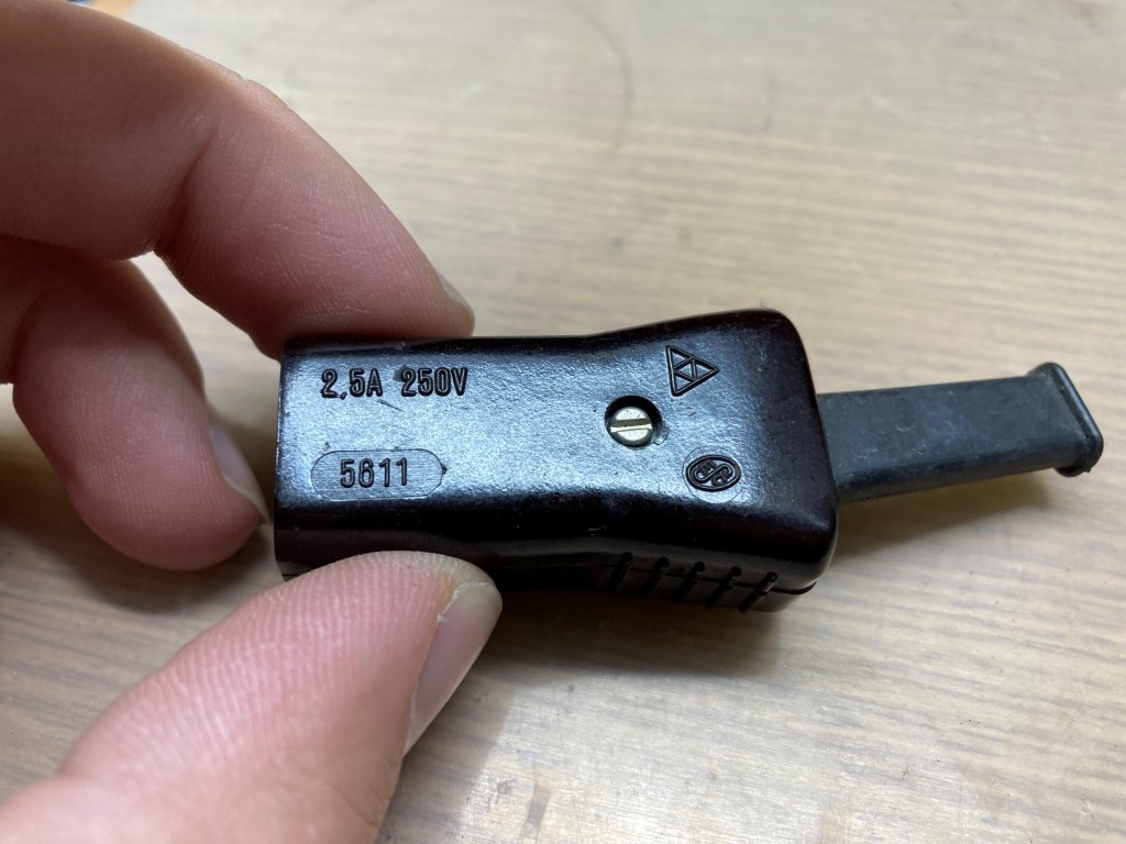 Predám konektor Tesla REMOS 5611 - 2