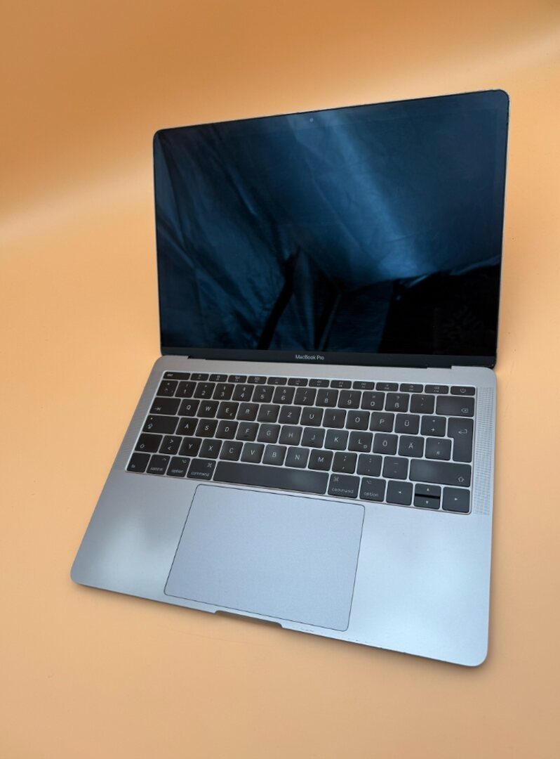 MacBook Pro 13 2017 i5 / 8GB RAM / 256GB SSD - 2
