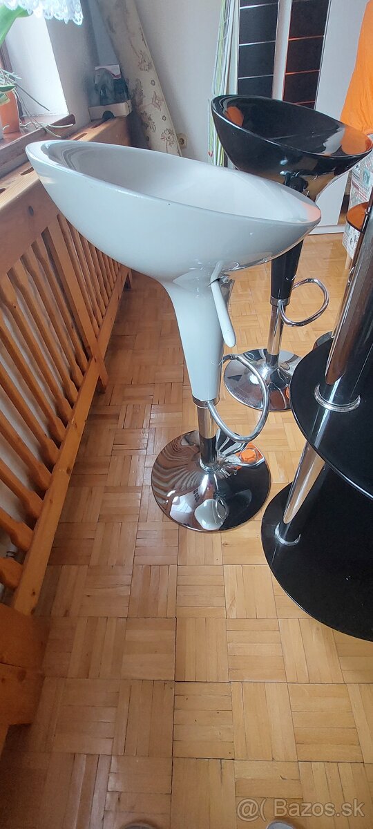 Barovy stol aj s otacajucimi barovymi stolickami - 2