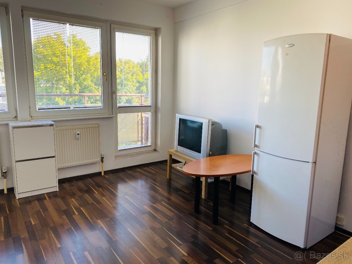 Garsónka s balkónom - 2