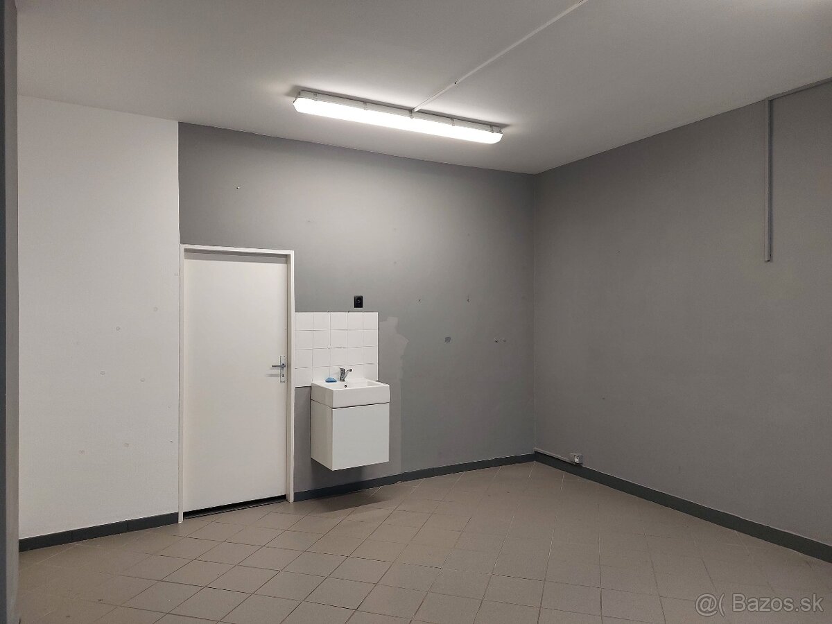 Obchodný priestor 30 m2 Námestie sv. Anny Trenčín - 2