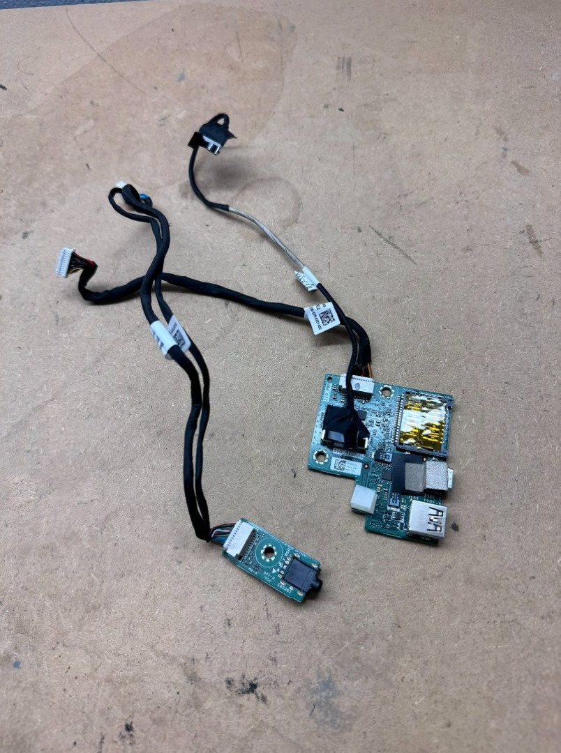 Predám dcérsku matičnú dosku Dell AIO 7460 doughterboard. - 2