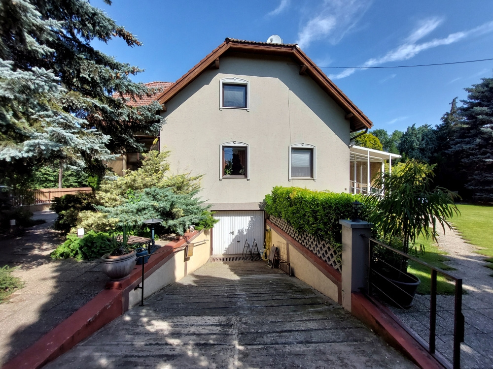 Slnečná vila pre väčšiu rodinu (firmu) len 25km od Bratislav - 2