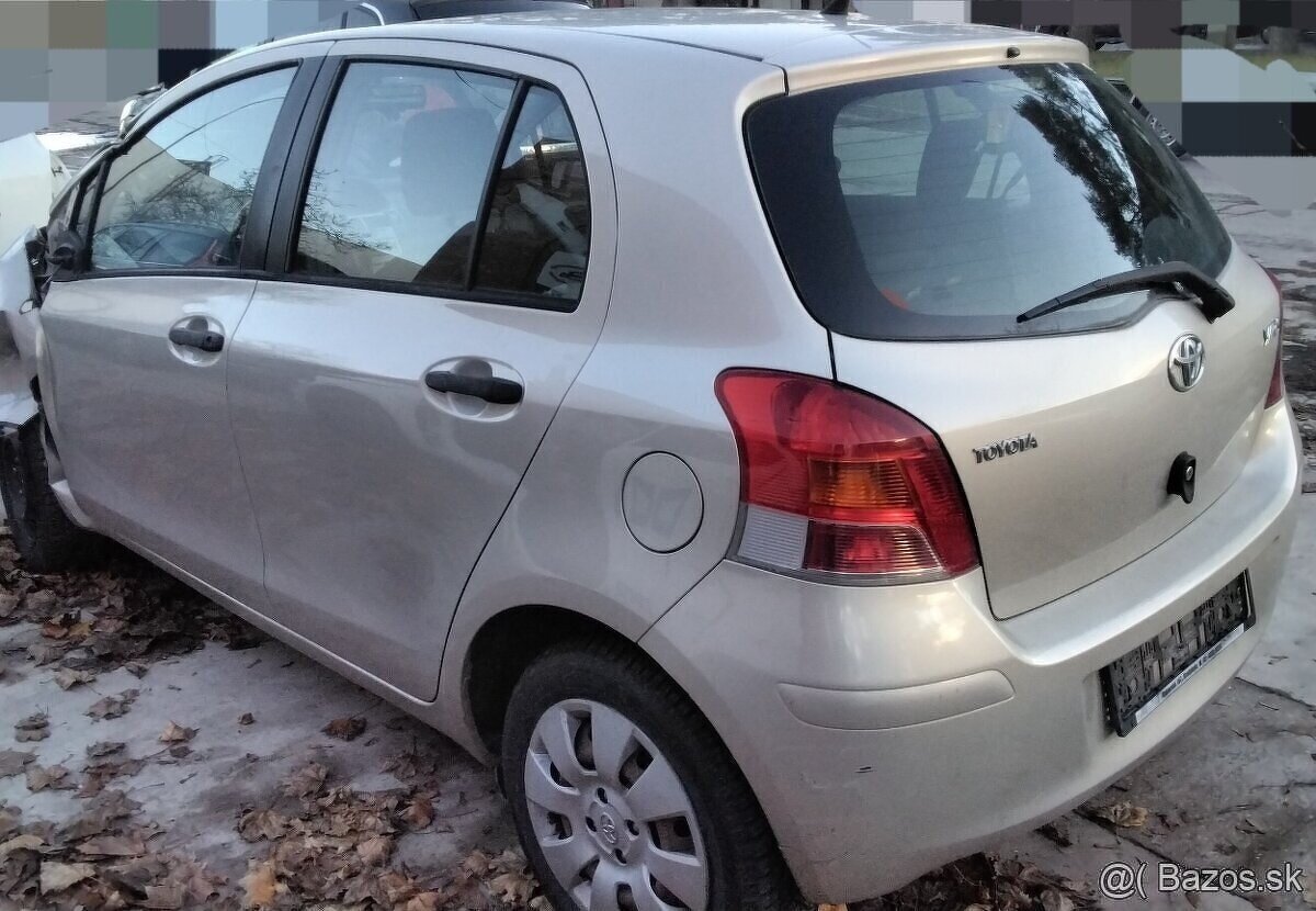 Toyota Yaris 1.3 VVTI 2010 predám PIATE DVERE, ZADNÝ NÁRAZNÍ - 2